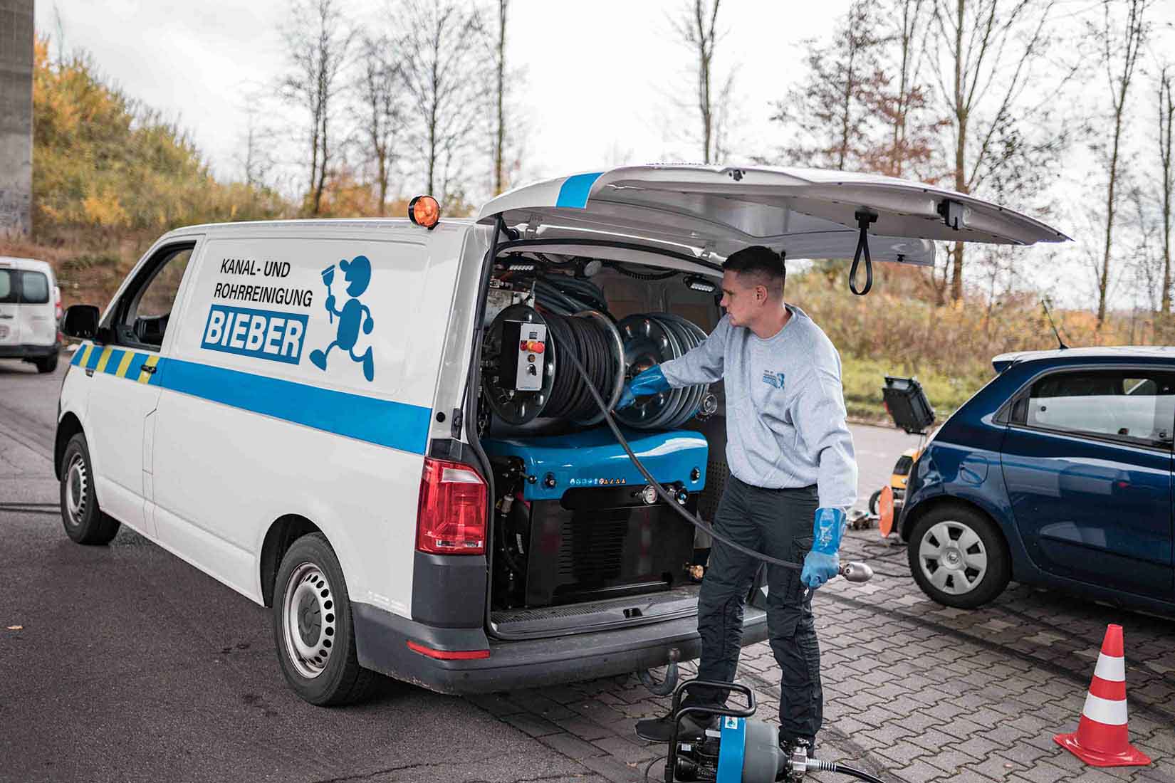 Einsatzfahrzeug mit Hochdruckhaspel und Spueltechnik im Heck