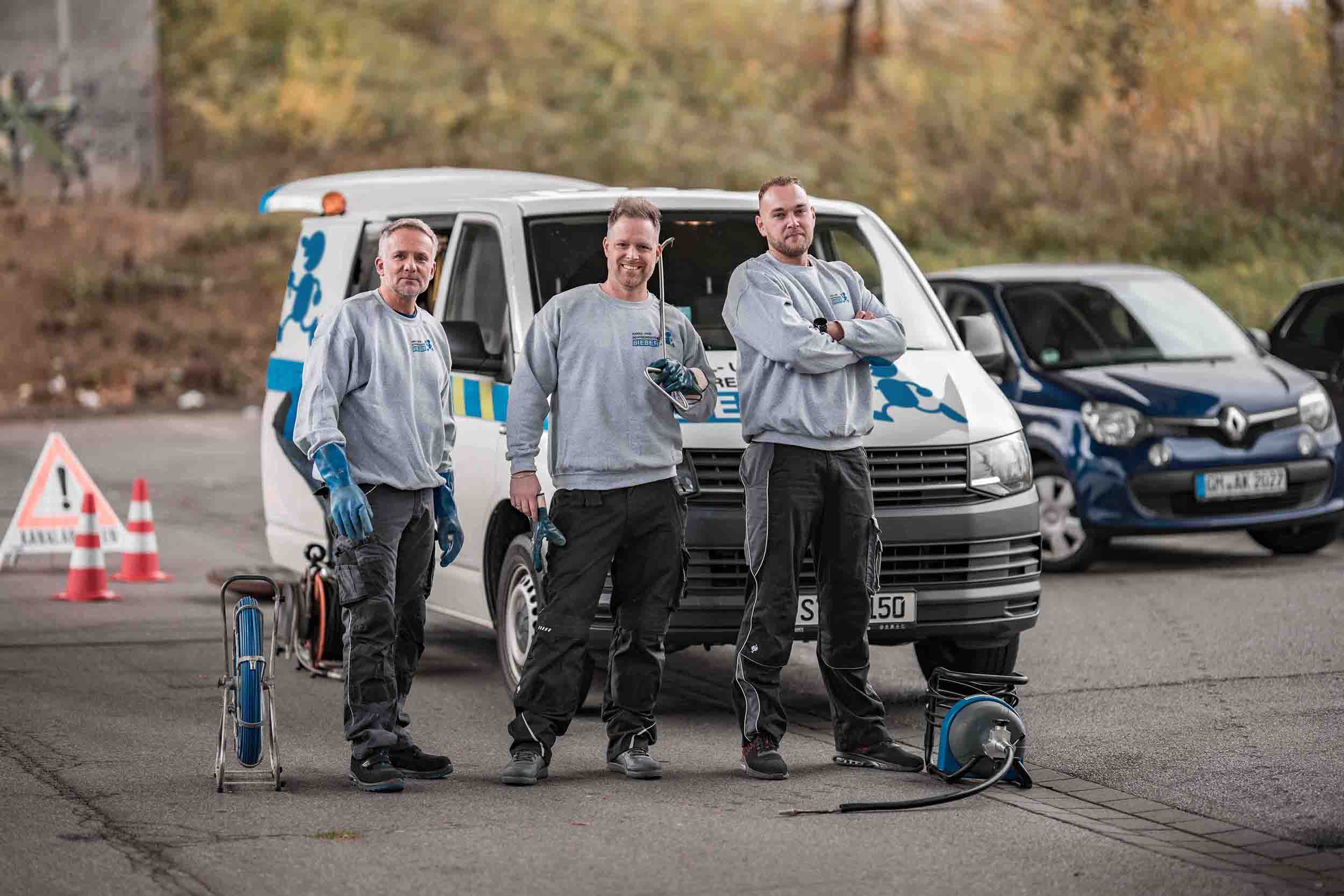 Team von Kanal- und Rohrreinigung Bieber GmbH mit Reinigungstechnik vor dem Einsatzfahrzeug
