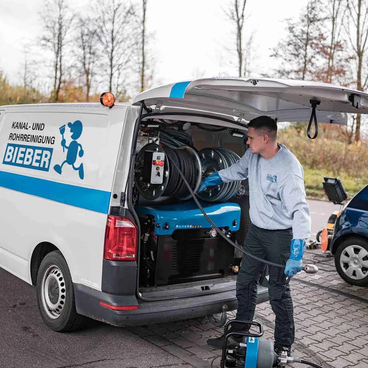 Techniker von Kanal- und Rohrreinigung Bieber am Hochdruckspülgerät im Einsatzfahrzeug