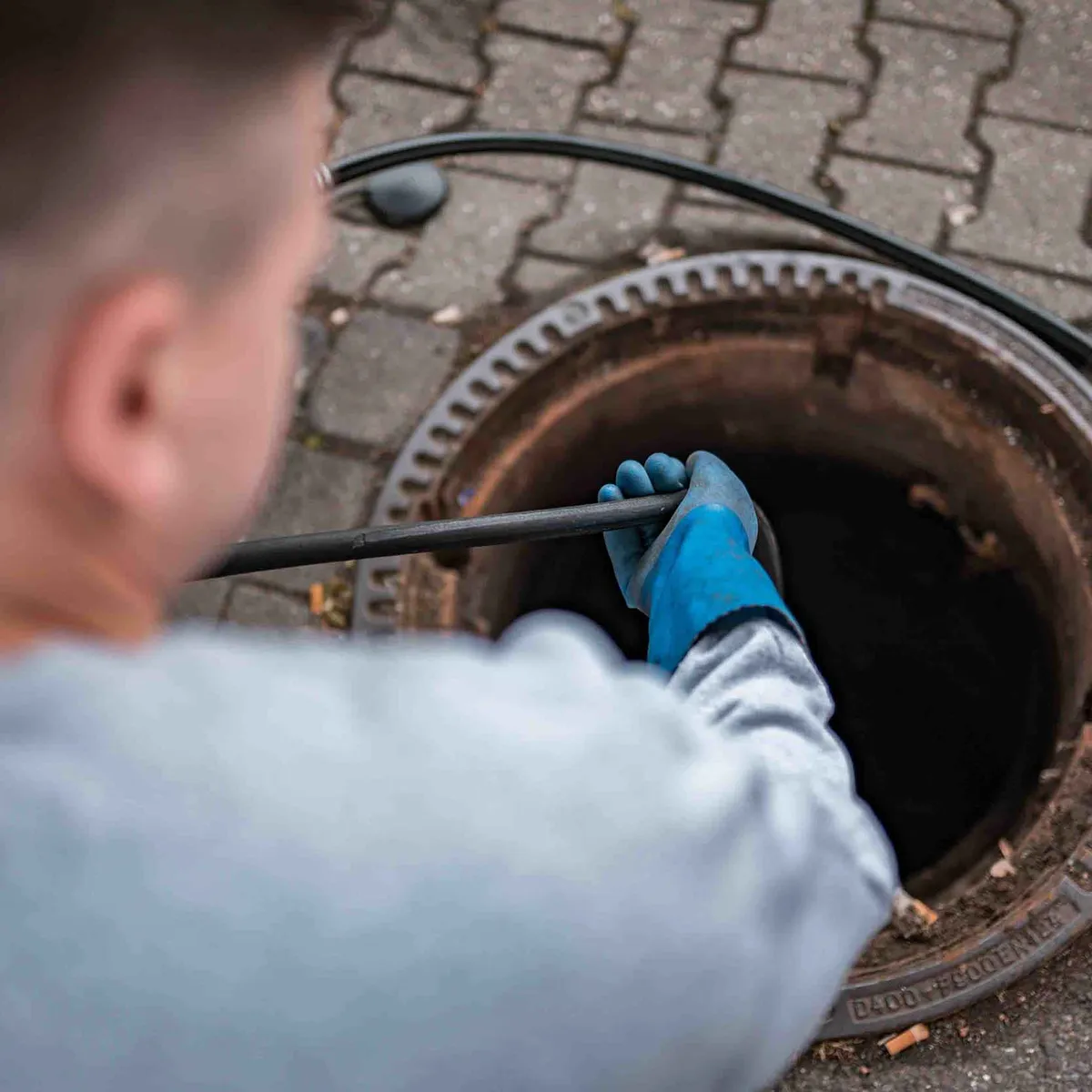 Besorgter Hausbesitzer spricht mit Techniker über Wasserschaden durch verstopftes Rohr